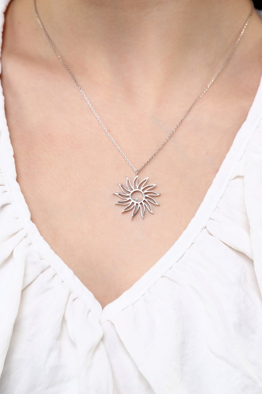 HOPIA MODEL GÜNEŞ FİGÜRLÜ PIRLANTALI GÜMÜŞ  KOLYE