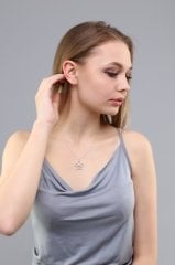 HOPIA MODEL NERGİS FİGÜRLÜ PIRLANTALI GÜMÜŞ KOLYE